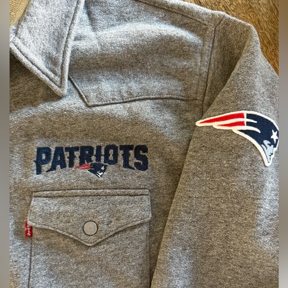 Patriots, Levis, Gray Button-Up thick Shirt - Picture 2 of 3